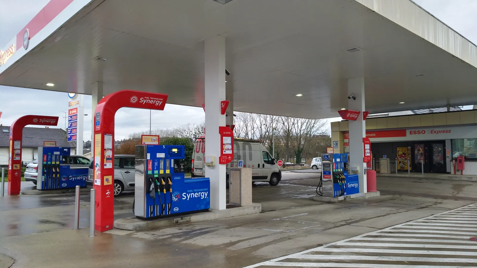 Carburant à plus de 2 euros : ce que ça change pour vos vacances