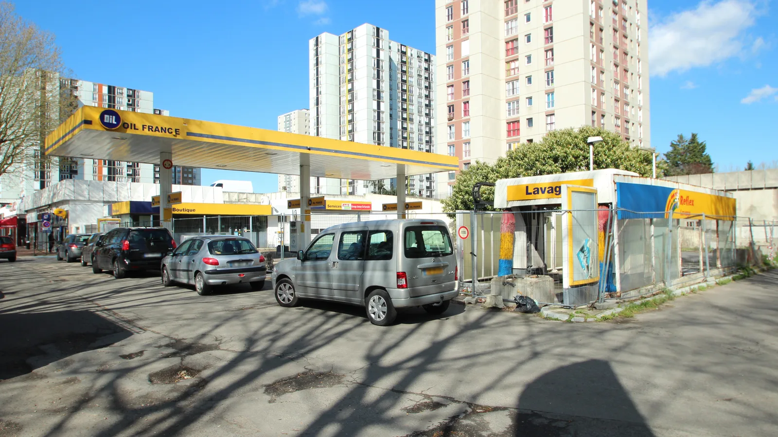 Carburant : ces Français qui font le plein à l'étranger