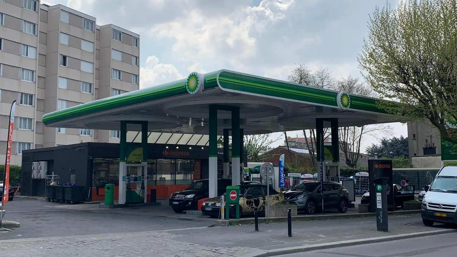 Pourquoi le carburant coûte plus cher malgré un brut en accalmie